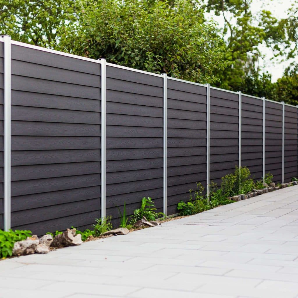 Gråsort komposithegn — reelt hegnsprojekt fra HegnXperten