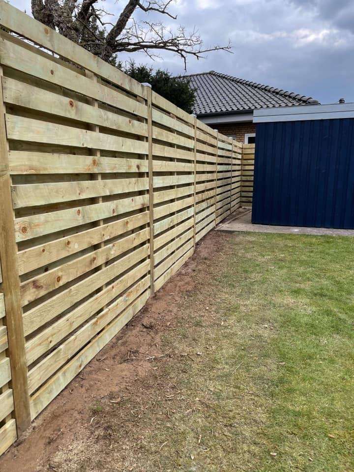 Vandret plankeværk i trykimprægneret træ langs have