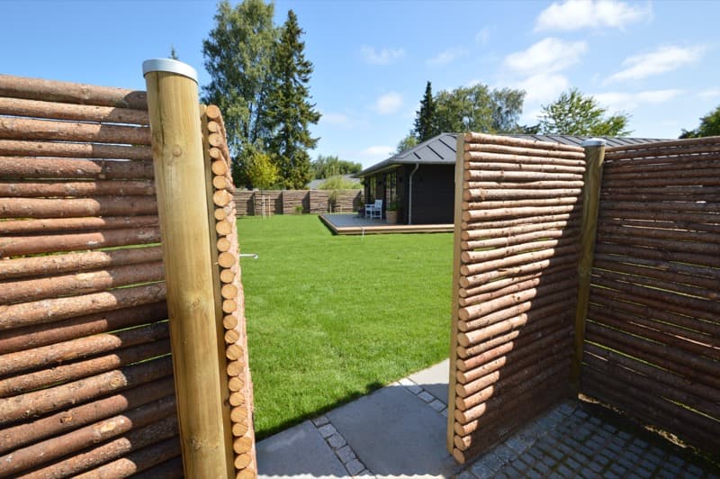 Raftehegn i bark med låge i dansk have