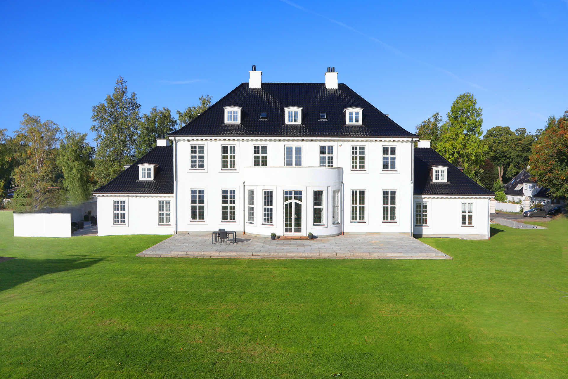 Professionel tagarbejder klar til at hjælpe med dit nye tag