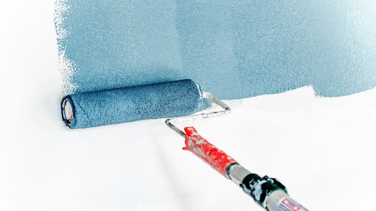 Udvendig maling af træværk på hus — april er bedste tid for maling