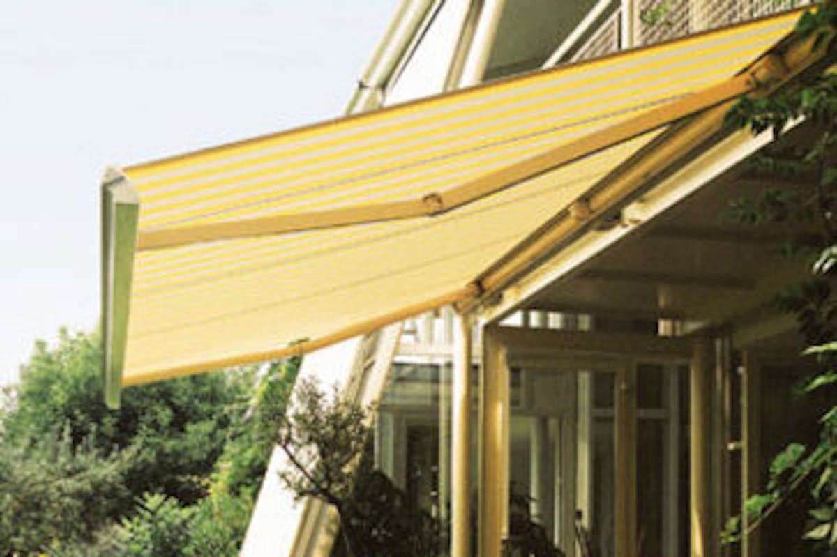 udendørs markise giver skygge på terrasse og holder varmen væk fra boligen