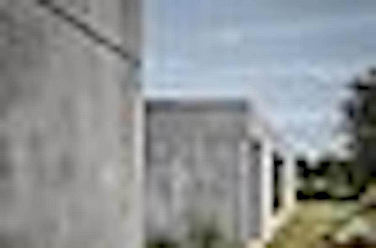 Moderne betonvilla: Arkitektur med udsigt over Aarhus Bugt